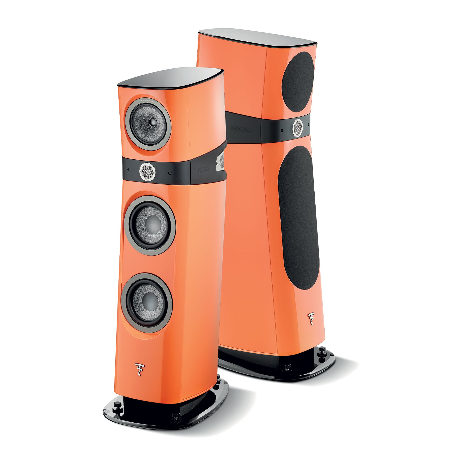 Zwei hohe, moderne Focal Sopra N°2-Lautsprecher in Orange mit schwarzen Details, mit mehreren Treibern und Hi-Fi-Sound auf schwarzen Sockeln vor einem weißen Hintergrund.