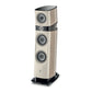 Der Focal Sopra N°2 ist ein hoher, moderner Lautsprecher mit hellem Holzfinish, schwarzen Akzenten und drei Treibern, der beeindruckenden Hi-Fi-Sound liefert.