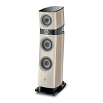 Der Focal Sopra N°2 ist ein hoher, moderner Lautsprecher mit hellem Holzfinish, schwarzen Akzenten und drei Treibern, der beeindruckenden Hi-Fi-Sound liefert.