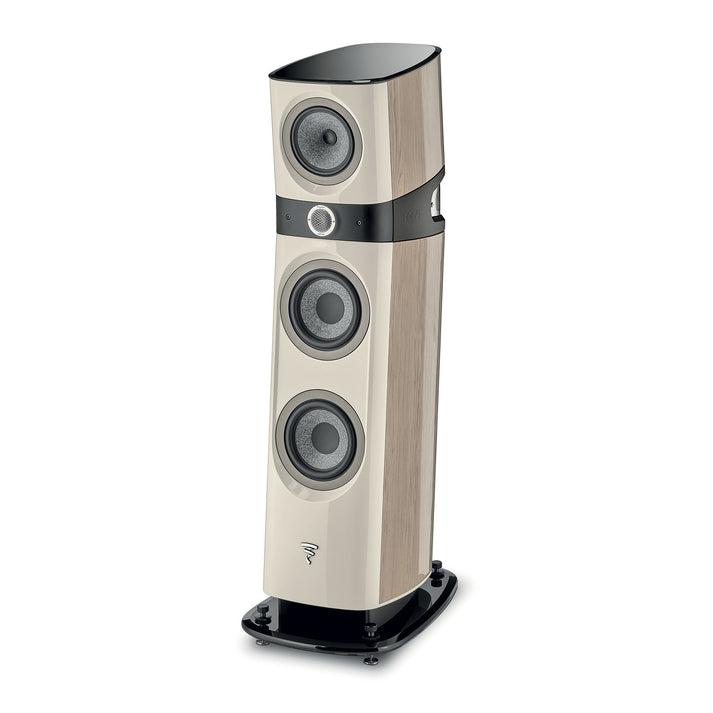 Der Focal Sopra N°2 ist ein hoher, moderner Lautsprecher mit hellem Holzfinish, schwarzen Akzenten und drei Treibern, der beeindruckenden Hi-Fi-Sound liefert.