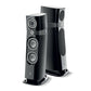 Dos altavoces Focal Sopra N°3 negros con varios transductores plateados y recintos curvados, que se apoyan en zócalos brillantes en la parte delantera y trasera.