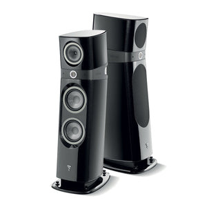 Dos altavoces Focal Sopra N°3 negros con varios transductores plateados y recintos curvados, que se apoyan en zócalos brillantes en la parte delantera y trasera.