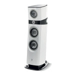 Die Focal Sopra N°3 ist ein eleganter weißer 3-Wege-Standlautsprecher mit schwarzen und grauen Treibern, einem zentralen Drehknopf und einem glänzend geschwungenen Design auf einer rechteckigen Basis.