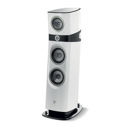 Die Focal Sopra N°3 ist ein eleganter weißer 3-Wege-Standlautsprecher mit schwarzen und grauen Treibern, einem zentralen Drehknopf und einem glänzend geschwungenen Design auf einer rechteckigen Basis.