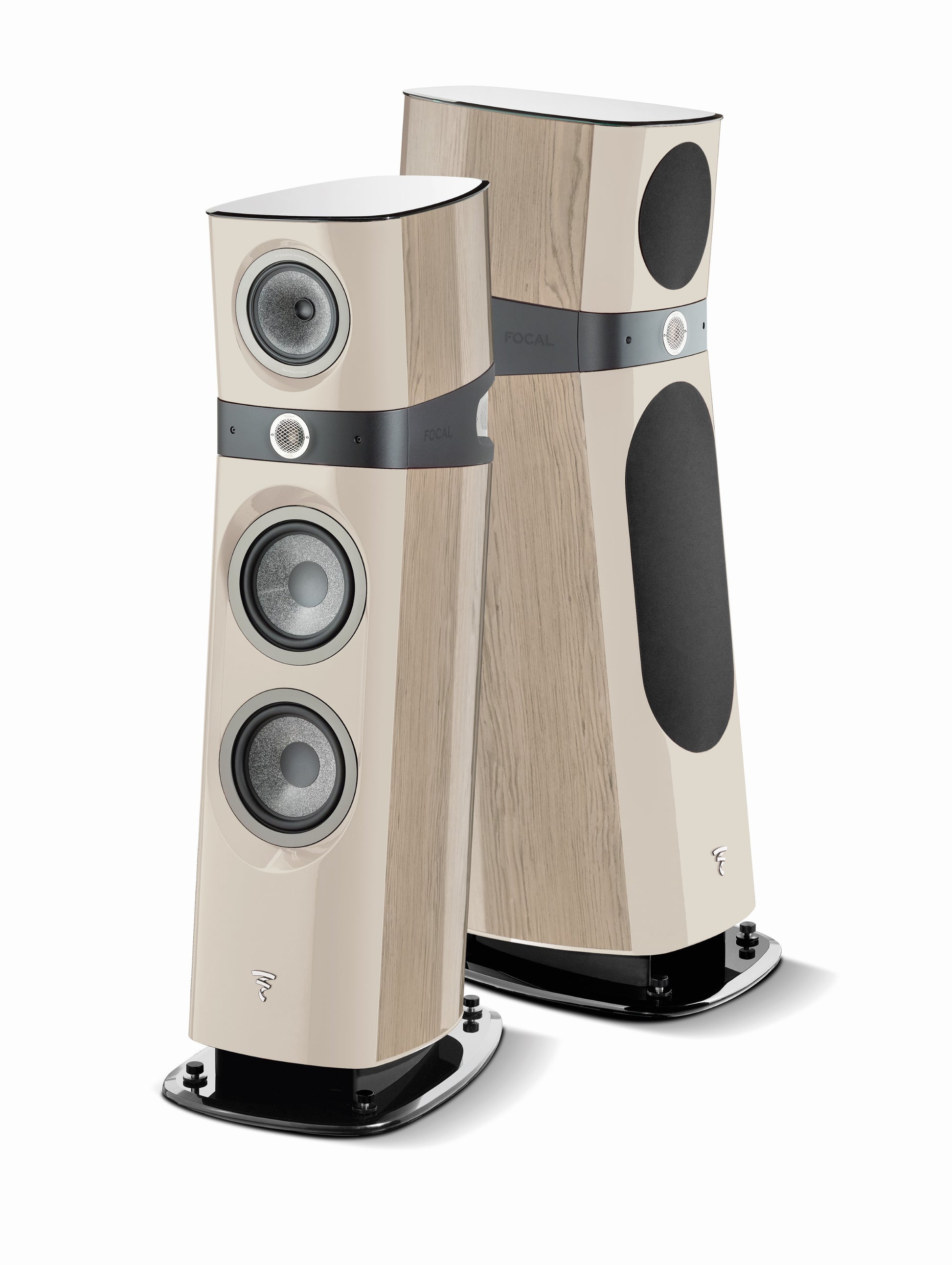 Focal Sopra N°3: zwei High-End-3-Wege-Standlautsprecher mit elfenbeinfarbener, glänzender Front, holzbeschichteten Seiten, schwarzen Sockeln und vertikalem Tief-/Hochtöner-Layout.