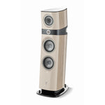Die Focal Sopra N°3 ist ein moderner 3-Wege-Standlautsprecher mit glänzender beiger Front, drei großen runden Treibern und Holzseitenteilen auf einem silbernen Sockel.