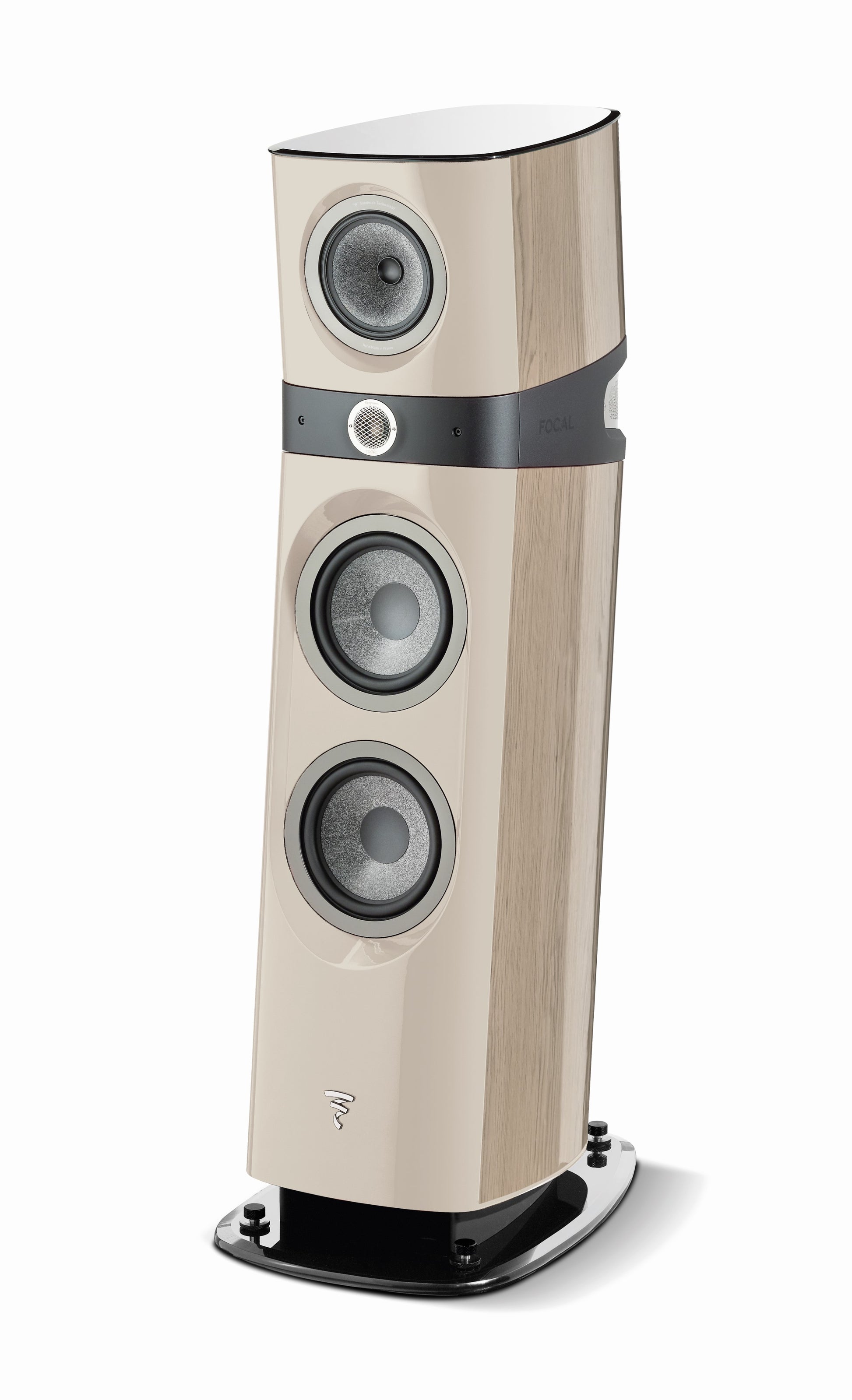 Die Focal Sopra N°3 ist ein moderner 3-Wege-Standlautsprecher mit glänzender beiger Front, drei großen runden Treibern und Holzseitenteilen auf einem silbernen Sockel.