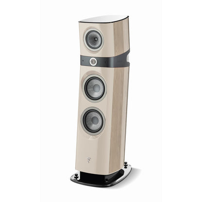 Die Focal Sopra N°3 ist ein moderner 3-Wege-Standlautsprecher mit glänzender beiger Front, drei großen runden Treibern und Holzseitenteilen auf einem silbernen Sockel.