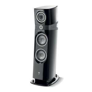 El Focal Sopra N°3 es un elegante altavoz de suelo negro de 3 vías con tres transductores grandes y un tweeter sobre un zócalo brillante colocado sobre un fondo blanco.