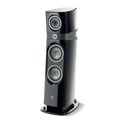 El Focal Sopra N°3 es un elegante altavoz de suelo negro de 3 vías con tres transductores grandes y un tweeter sobre un zócalo brillante colocado sobre un fondo blanco.
