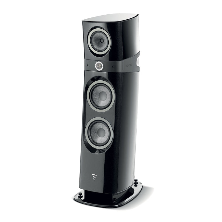El Focal Sopra N°3 es un elegante altavoz de suelo negro de 3 vías con tres transductores grandes y un tweeter sobre un zócalo brillante colocado sobre un fondo blanco.