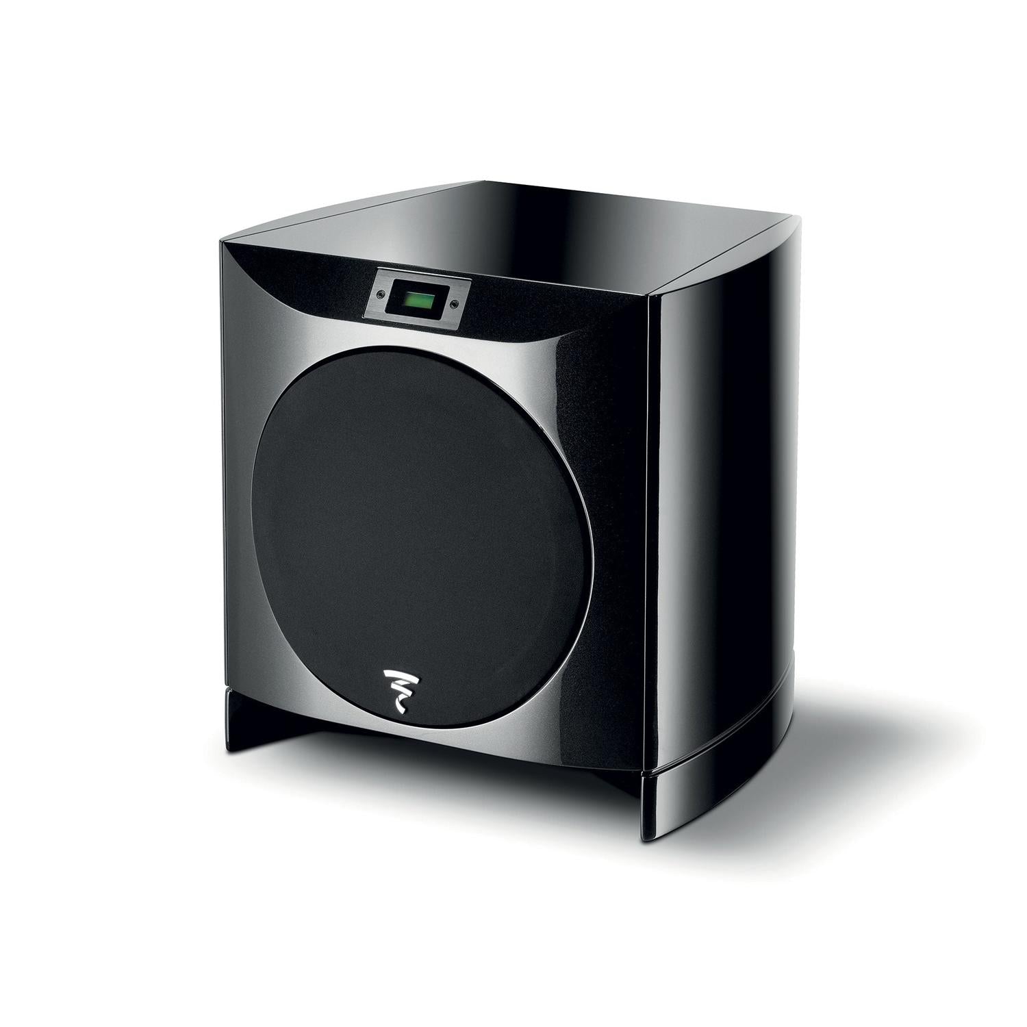 El Focal Sopra SW1000 es un elegante subwoofer activo negro con altavoz frontal, pantalla digital superior y acabado brillante, que se muestra sobre fondo blanco.