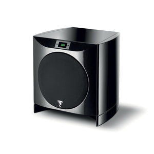 El Focal Sopra SW1000 es un elegante subwoofer activo negro con altavoz frontal, pantalla digital superior y acabado brillante, que se muestra sobre fondo blanco.