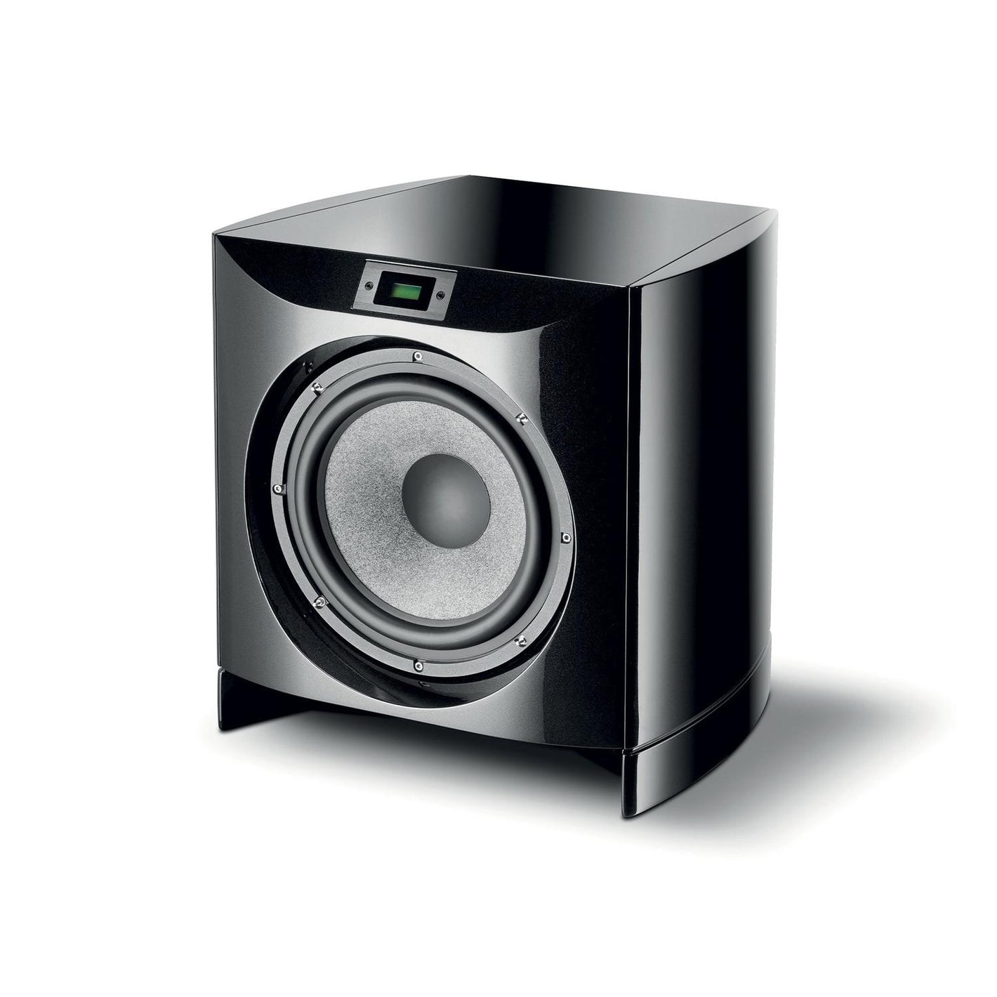 El Focal Sopra SW1000 es un subwoofer activo grande, negro y moderno con una pantalla digital superior y un amplificador RMS de 600 W, que se muestra sobre un fondo blanco.