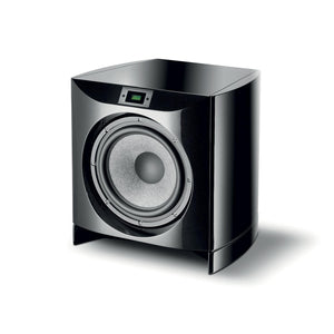 El Focal Sopra SW1000 es un subwoofer activo grande, negro y moderno con una pantalla digital superior y un amplificador RMS de 600 W, que se muestra sobre un fondo blanco.