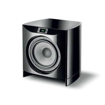 El Focal Sopra SW1000 es un subwoofer activo grande, negro y moderno con una pantalla digital superior y un amplificador RMS de 600 W, que se muestra sobre un fondo blanco.