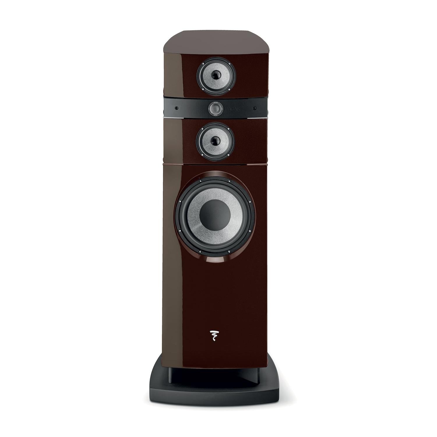 Se muestra un altavoz Focal Stella Utopia EM Evo alto, de color marrón oscuro, con tres transductores y base rectangular, sobre un fondo blanco.