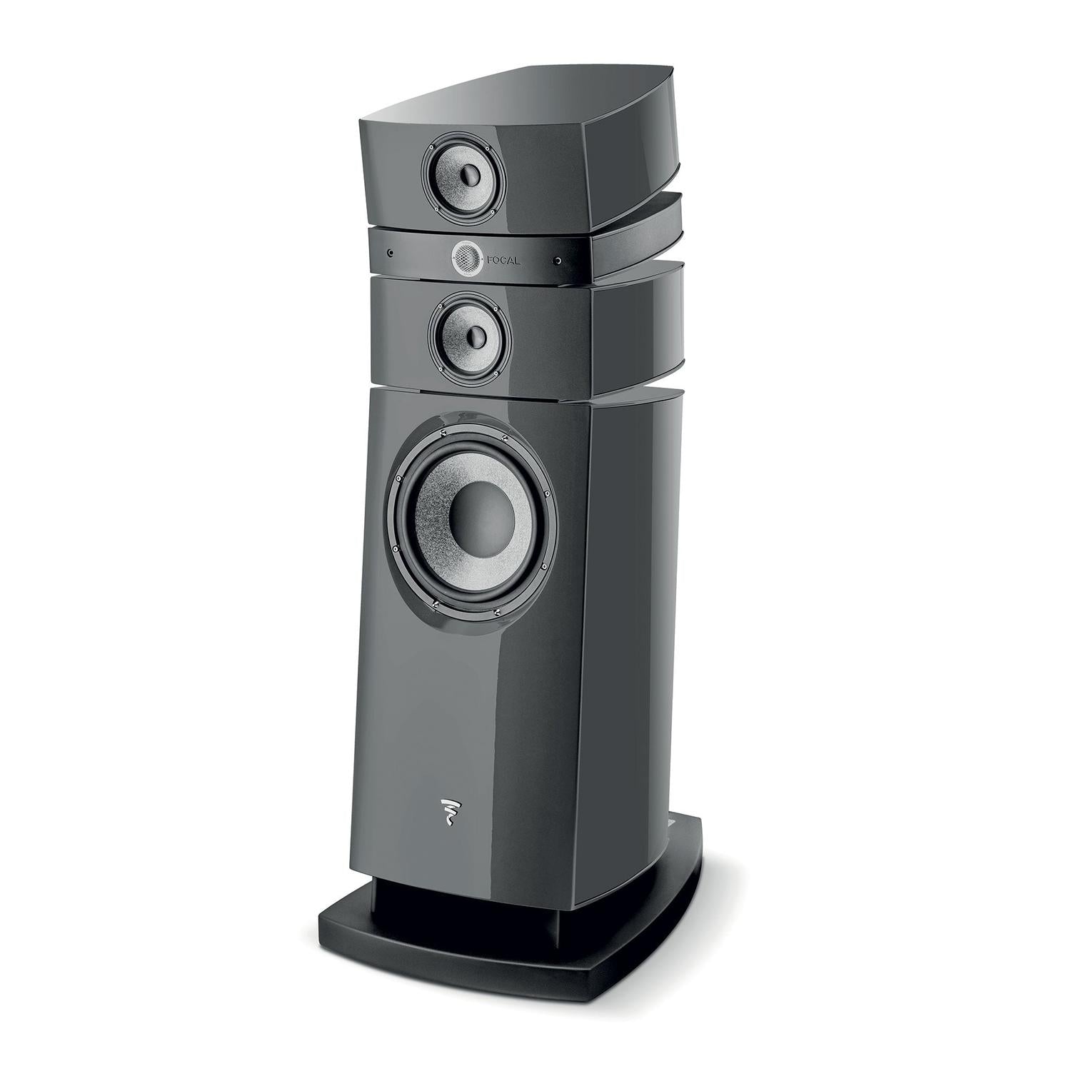 Ein moderner schwarzer Focal Stella Utopia EM Evo 3-Wege-Standlautsprecher mit drei sichtbaren Treibern und einem schlanken, geschwungenen Design auf weißem Hintergrund.
