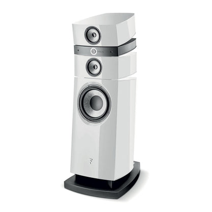 Die Focal Stella Utopia EM Evo ist eine moderne 3-Wege-Standbox mit drei Treibern und einem geometrischen Design auf einem schwarzen Sockel.