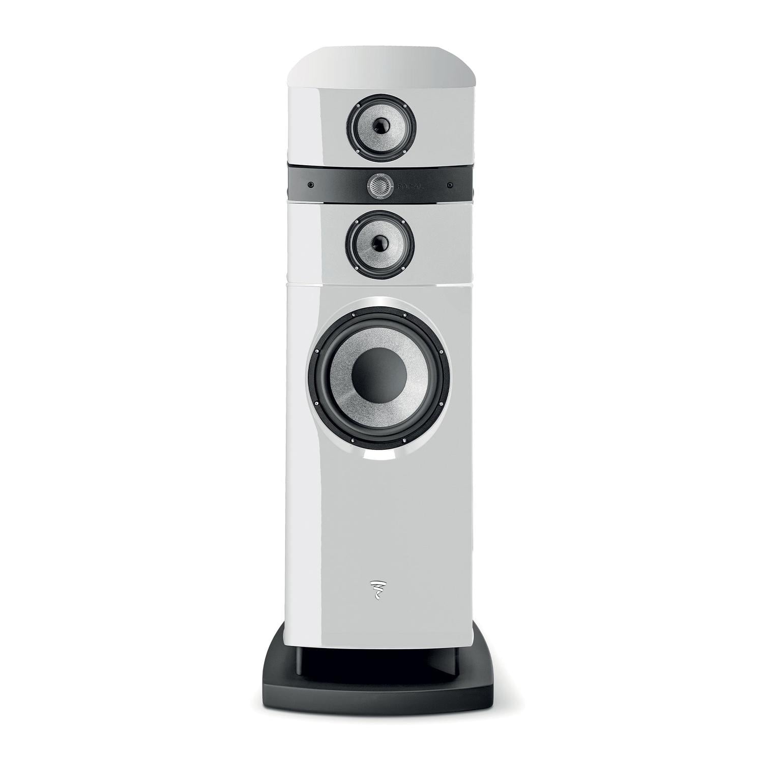 Die Focal Stella Utopia EM Evo ist ein hoher, moderner weißer 3-Wege-Standlautsprecher mit drei runden Treibern und einer schwarzen Basis für High-End-Audio.