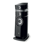Der Focal Stella Utopia EM Evo ist ein schwarzer, glänzender 3-Wege-Standlautsprecher mit drei Treibern und dem Focal-Logo auf der unteren Frontplatte.