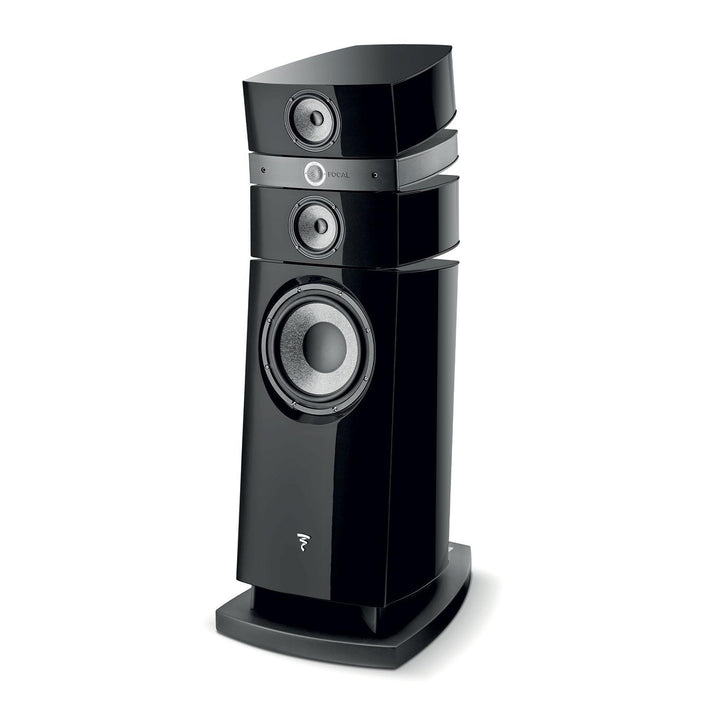 Der Focal Stella Utopia EM Evo ist ein schwarzer, glänzender 3-Wege-Standlautsprecher mit drei Treibern und dem Focal-Logo auf der unteren Frontplatte.