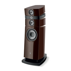 El Focal Stella Utopia EM Evo es un altavoz de suelo de 3 vías de gama alta con un acabado marrón oscuro brillante, tres transductores visibles y una base rectangular negra.
