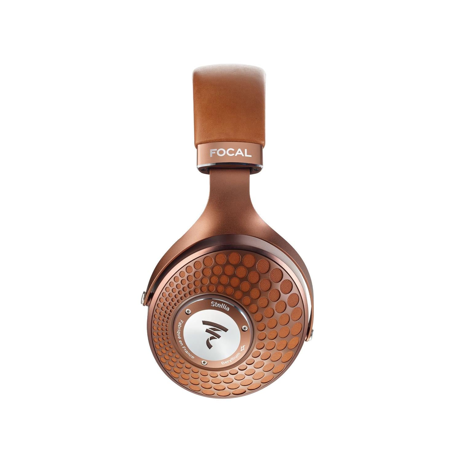Auriculares Focal Stellia en cobre, mostrados desde el lateral con un patrón circular texturizado y el logotipo de Focal en el auricular con transductores de berilio.
