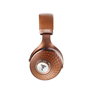 Auriculares Focal Stellia en cobre, mostrados desde el lateral con un patrón circular texturizado y el logotipo de Focal en el auricular con transductores de berilio.