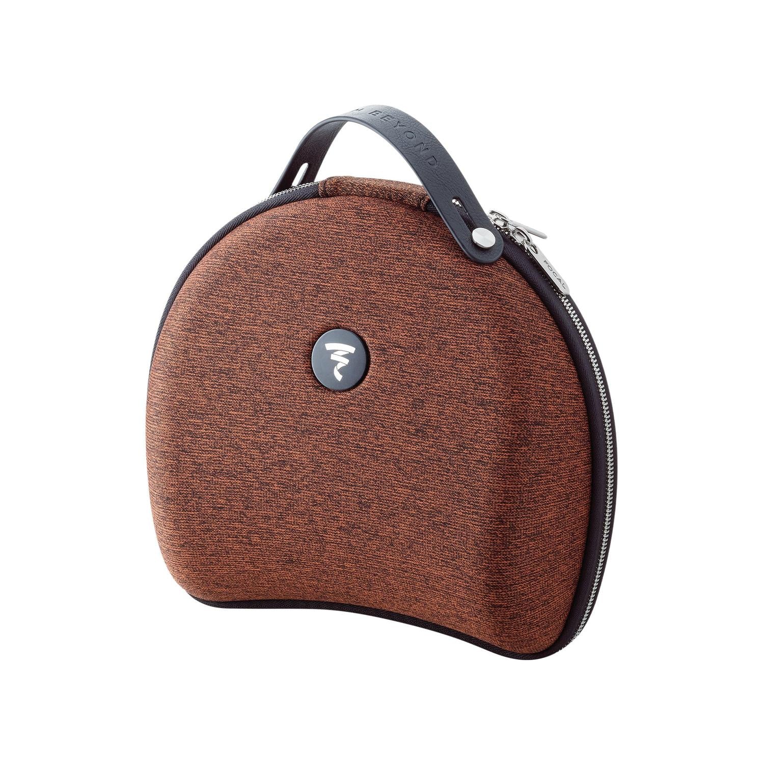 Funda semicircular de tela marrón con asa negra, cremallera lateral y logotipo redondo, ideal para sus auriculares Focal Stellia u otros modelos de auriculares cerrados.