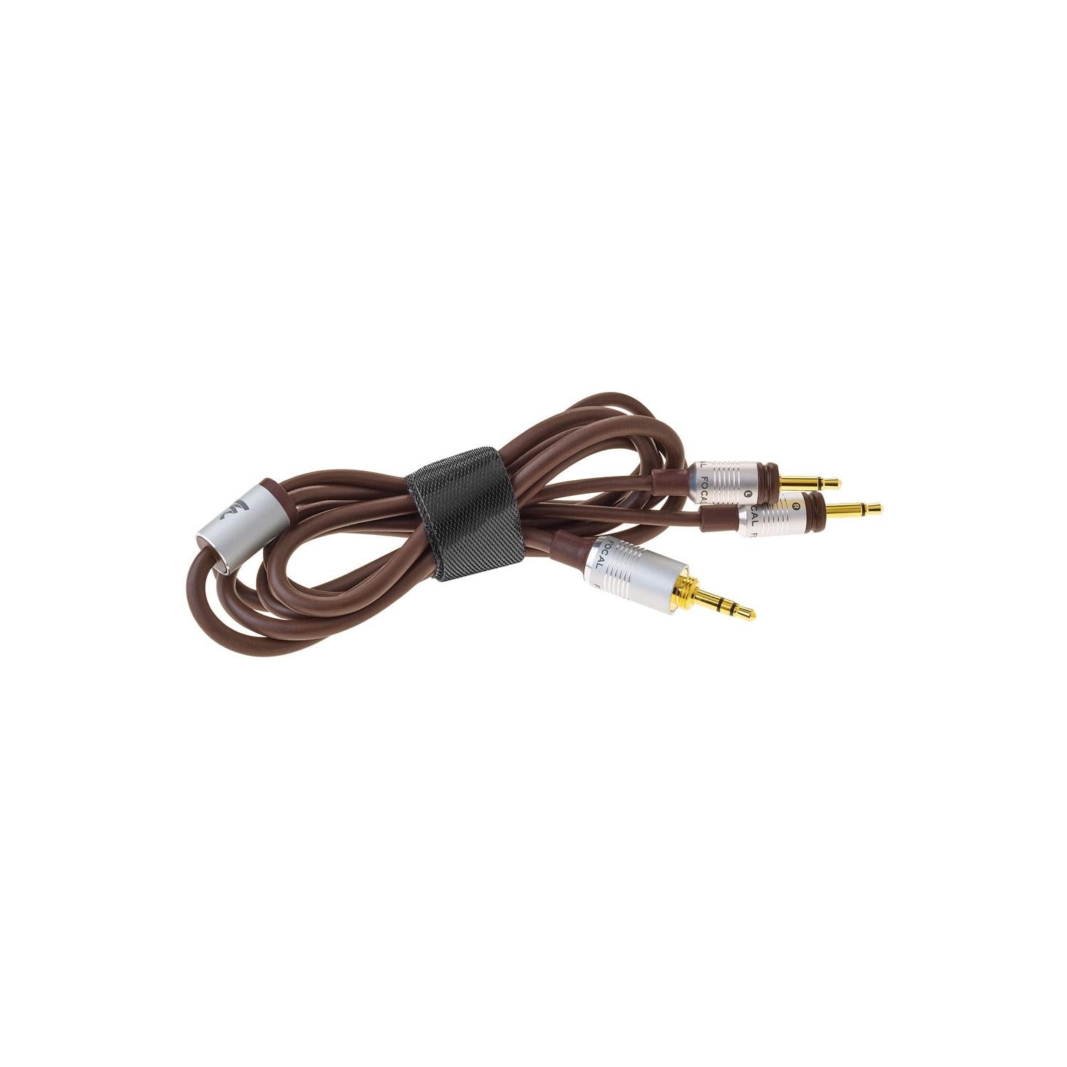 Un cable de audio marrón en espiral con conectores plateados y puntas chapadas en oro para Focal Stellia, sujeto por una correa de velcro negra.