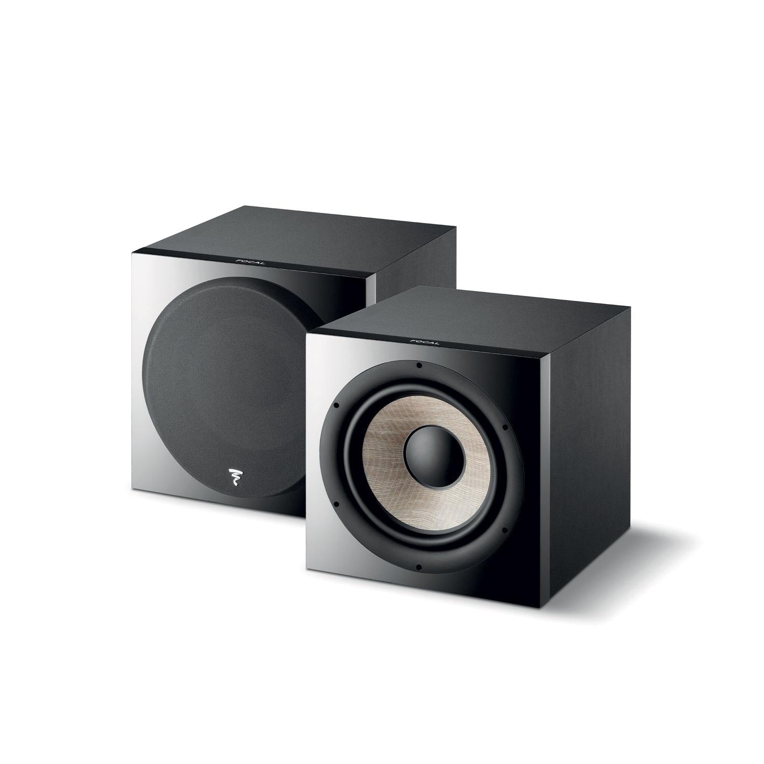 Dos subwoofers negros Focal Sub 1000 F se sitúan uno junto al otro sobre un fondo blanco: uno con una cubierta de malla y el otro mostrando el cono del altavoz.