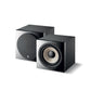 Zwei schwarze Focal Sub 1000 F Subwoofer, einer mit Lautsprechermembran und einer mit Stoffgitter, stehen nebeneinander auf einem weißen Hintergrund.