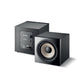 Zwei schwarze Focal Sub 1000 F Subwoofer: einer zeigt den Frontlautsprecher, der andere die Rückseite mit den Ein- und Ausgängen und den 1000W-Reglern.