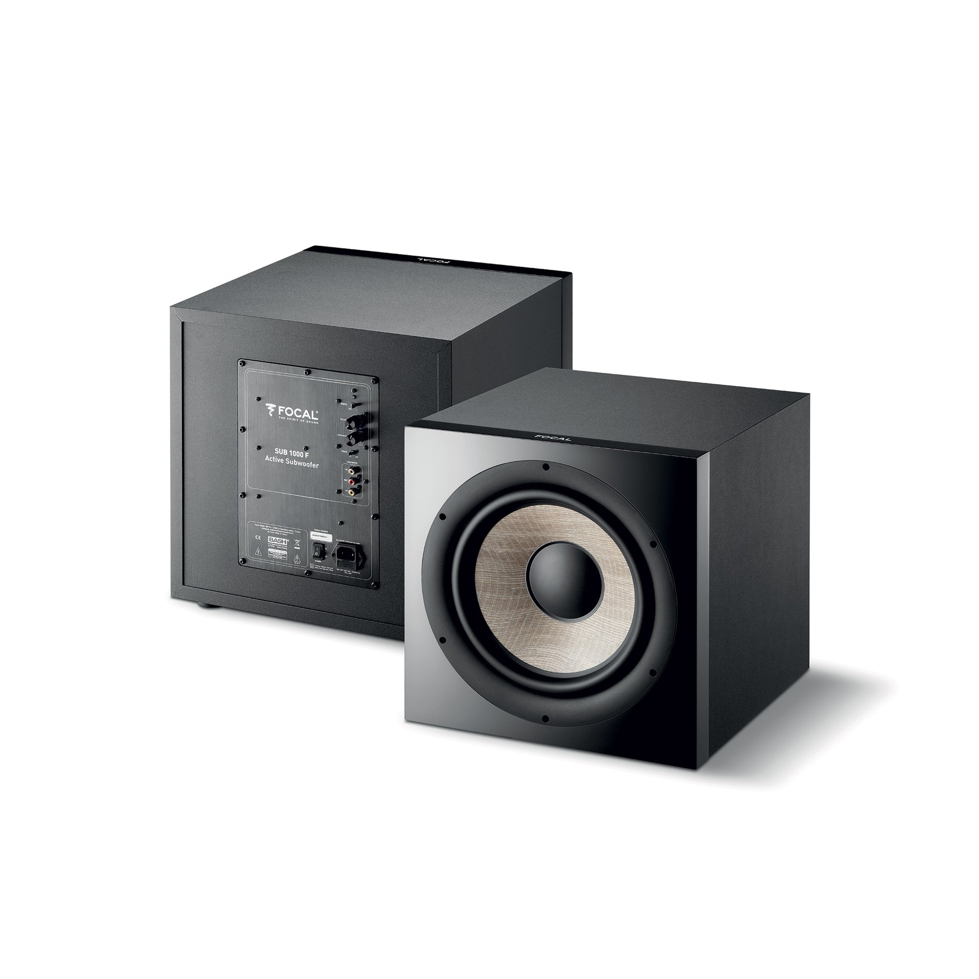 Zwei schwarze Focal Sub 1000 F Subwoofer: einer zeigt den Frontlautsprecher, der andere die Rückseite mit den Ein- und Ausgängen und den 1000W-Reglern.
