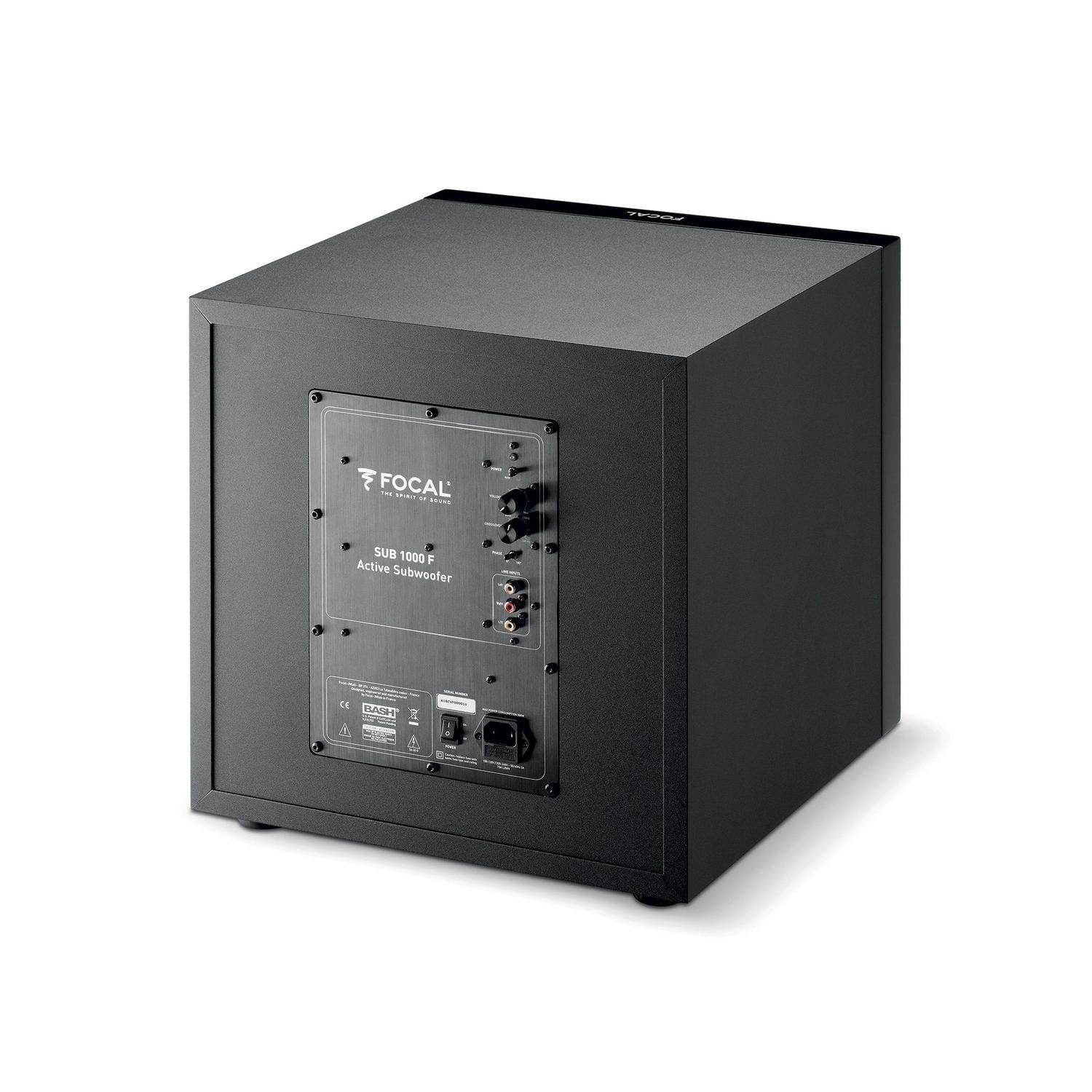Un subwoofer Focal Sub 1000 F negro se muestra en ángulo, destacando su panel de conexiones con puertos de entrada, salida y control.
