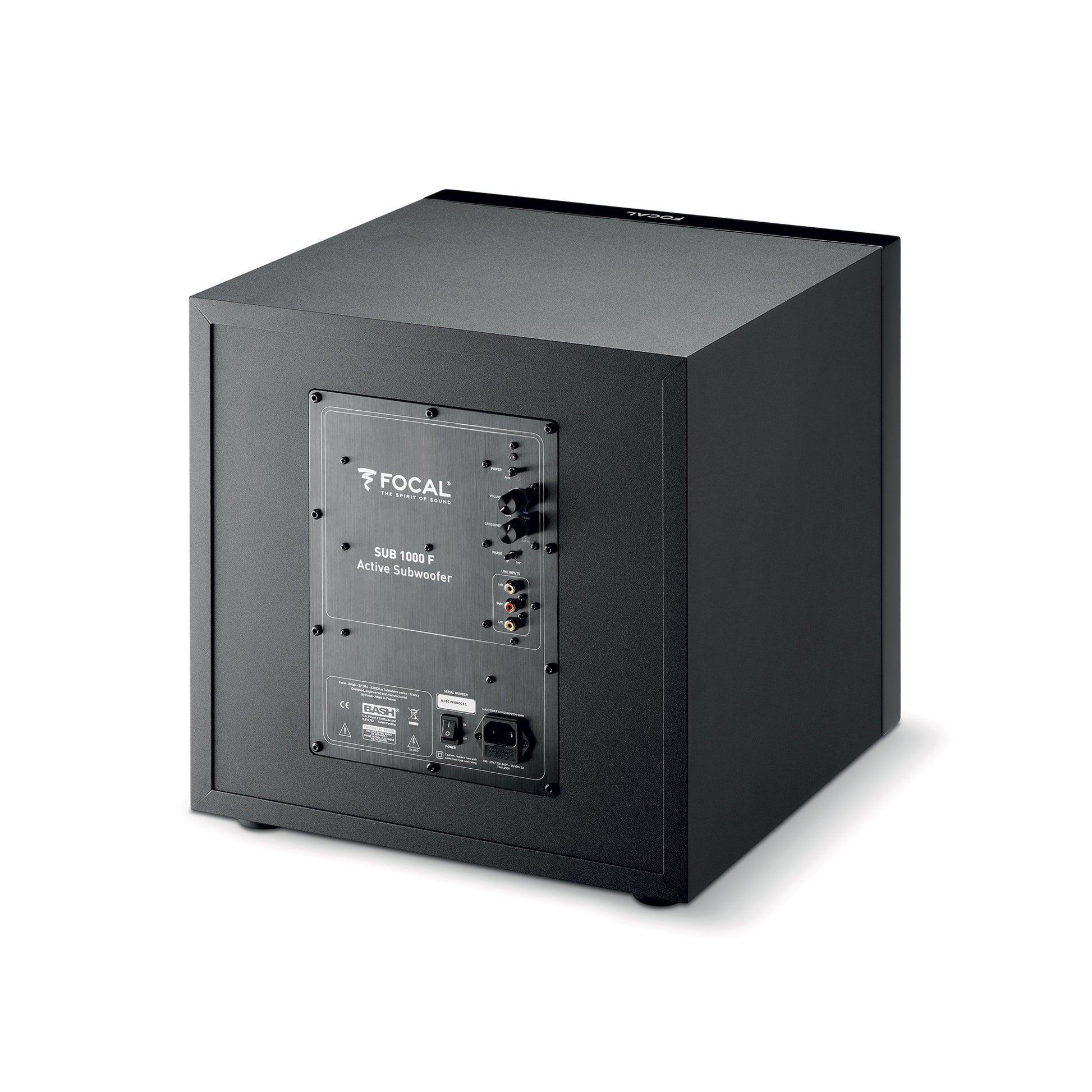 Ein schwarzer Focal Sub 1000 F Subwoofer mit sichtbaren Anschlüssen und Bedienelementen auf der Rückseite, dargestellt auf einem weißen Hintergrund.