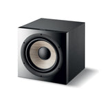 Ein schwarzer, würfelförmiger Focal Sub 1000 F Subwoofer mit einer großen Lautsprechermembran, ideal für Heimkino-Setups, abgebildet auf weißem Hintergrund.