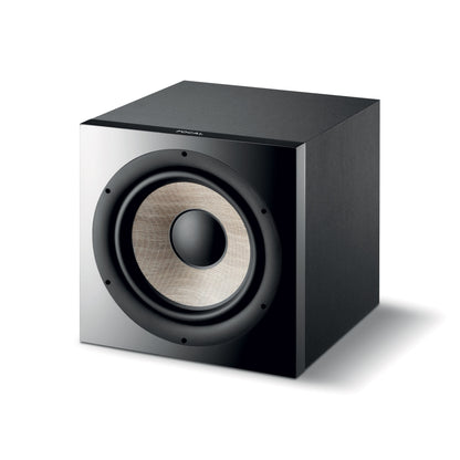 Ein schwarzer, würfelförmiger Focal Sub 1000 F Subwoofer mit einer großen Lautsprechermembran, ideal für Heimkino-Setups, abgebildet auf weißem Hintergrund.