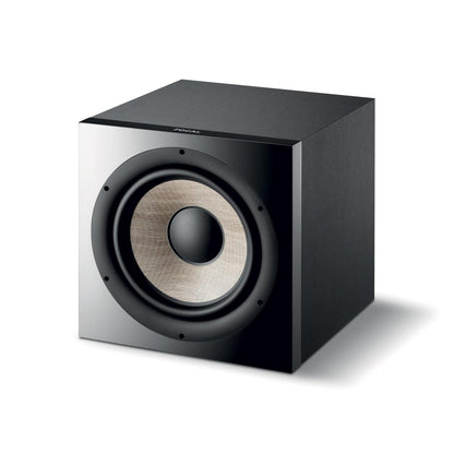Sobre un fondo blanco se muestra un subwoofer Focal Sub 1000 F negro con forma de cubo y una gran rejilla frontal circular.