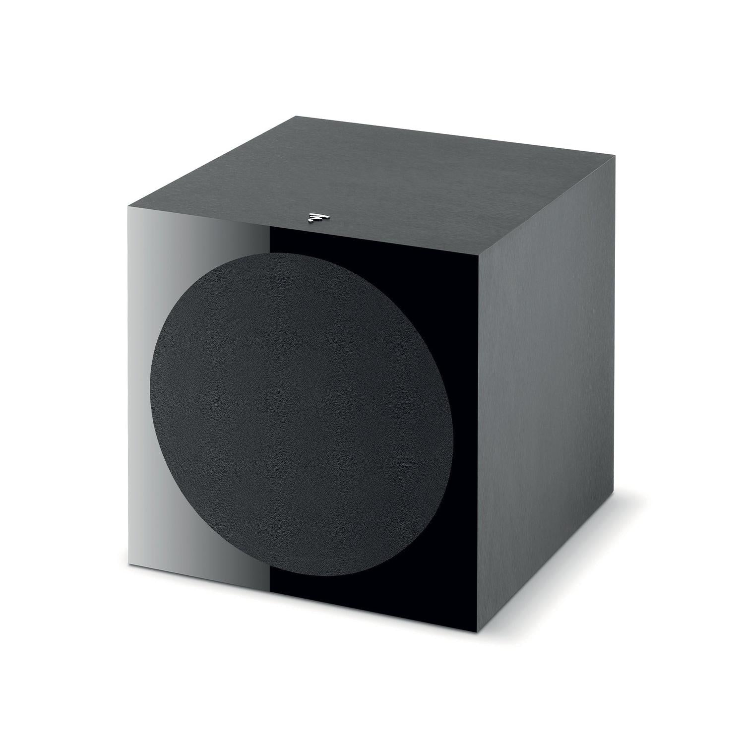 El Focal Sub 600 P es un subwoofer negro en forma de cubo con una rejilla frontal circular, ideal para cines en casa y que se muestra sobre un fondo blanco.