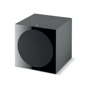 El Focal Sub 600 P es un subwoofer activo negro con un frontal brillante y una gran rejilla circular, que se muestra sobre un fondo blanco.