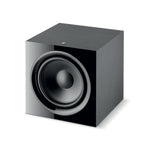 The Focal Sub 600 P is a black, cube-shaped Aktiv-Subwoofer with a large round front driver and geschlossene Design, pictured on a plain white background.