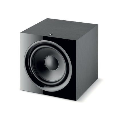 The Focal Sub 600 P is a black, cube-shaped Aktiv-Subwoofer with a large round front driver and geschlossene Design, pictured on a plain white background.