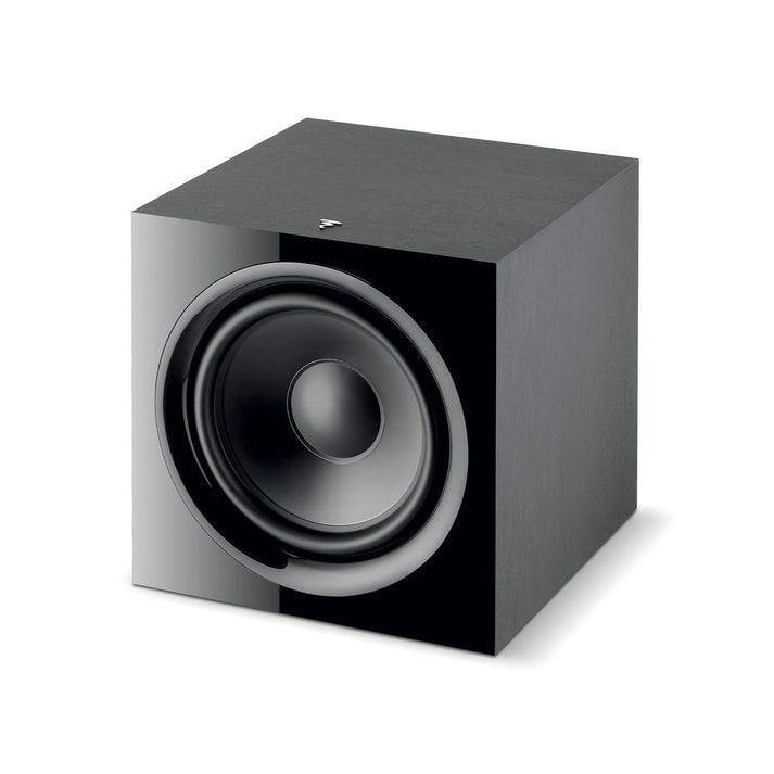 The Focal Sub 600 P is a black, cube-shaped Aktiv-Subwoofer with a large round front driver and geschlossene Design, pictured on a plain white background.
