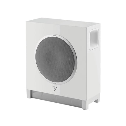 Der Focal Sub Air ist ein eleganter, weißer, kabelloser Aktiv-Subwoofer mit rundem, silbernem Gitter und seitlicher Öffnung, der auf vier kurzen Beinen kraftvolle Bässe liefert.