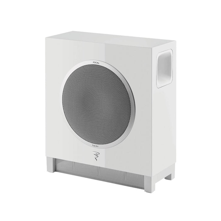 Der Focal Sub Air ist ein eleganter, weißer, kabelloser Aktiv-Subwoofer mit rundem, silbernem Gitter und seitlicher Öffnung, der auf vier kurzen Beinen kraftvolle Bässe liefert.