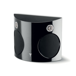 El Focal Surround Be es un moderno altavoz de pared negro y plateado con frontal curvado, perfecto para cualquier instalación Heimkino.