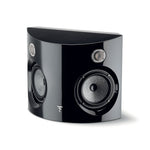 Une élégante enceinte Focal Surround Be noire avec deux haut-parleurs circulaires et un petit logo à lavant, présentée sur un fond blanc.