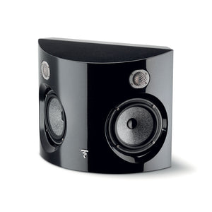 Un elegante altavoz Focal Surround Be negro con dos transductores circulares y un pequeño logotipo en la parte frontal, que se muestra sobre un fondo blanco.